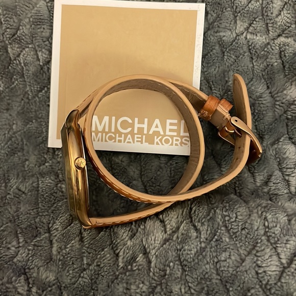Micheal Kors watch with wrap around band - Picture 2 of 4